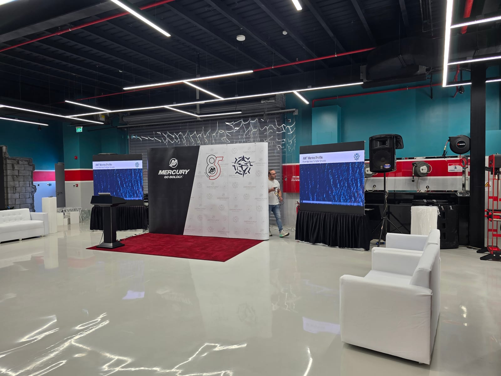 إعداد المسرح والأنظمة المرئية داخل معرض ميركوري