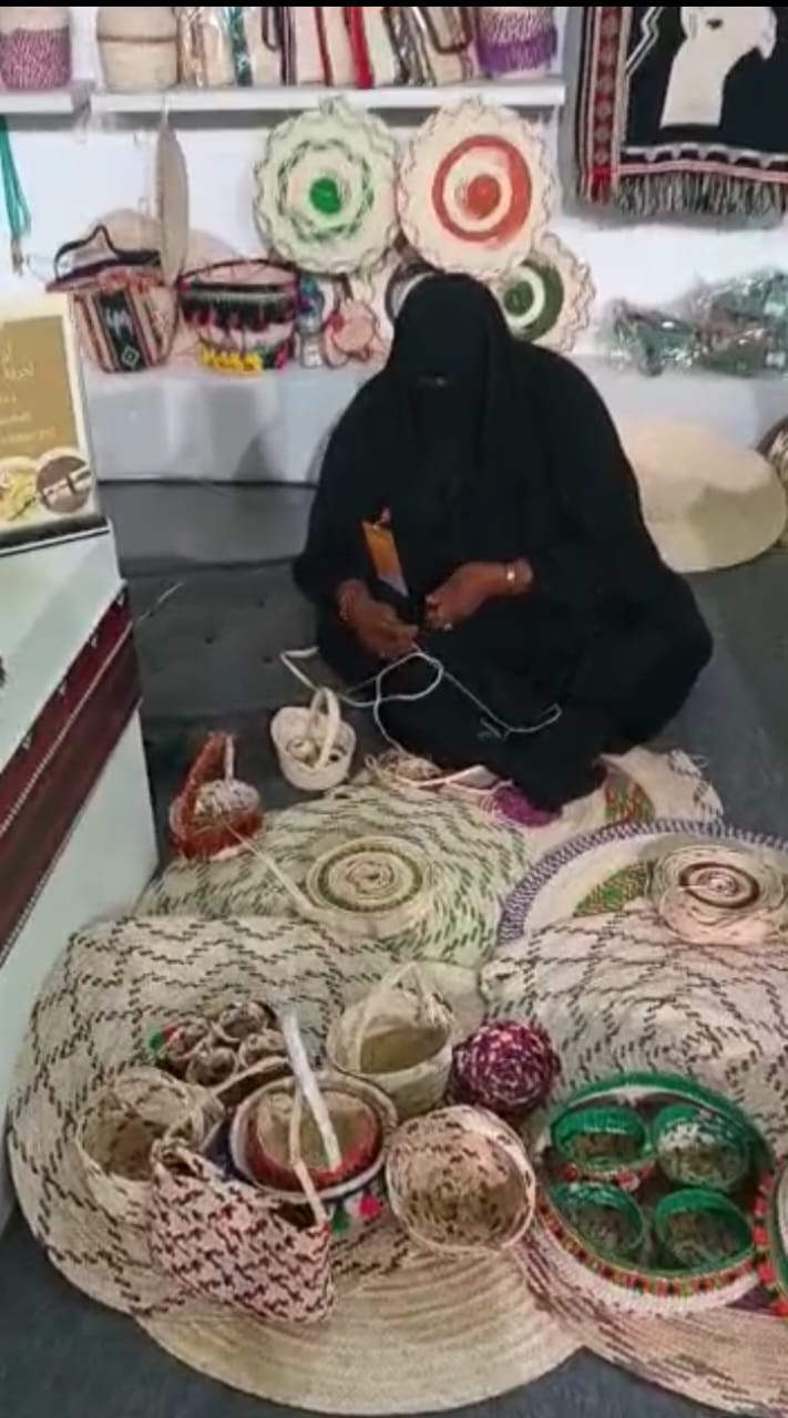 حرفية السدو مع عرض السلال المنسوجة