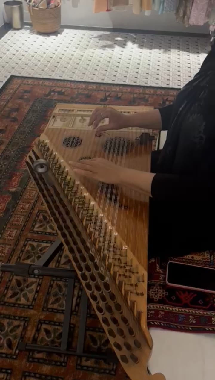 عازف القانون — الفرقة الموسيقية الشرقية